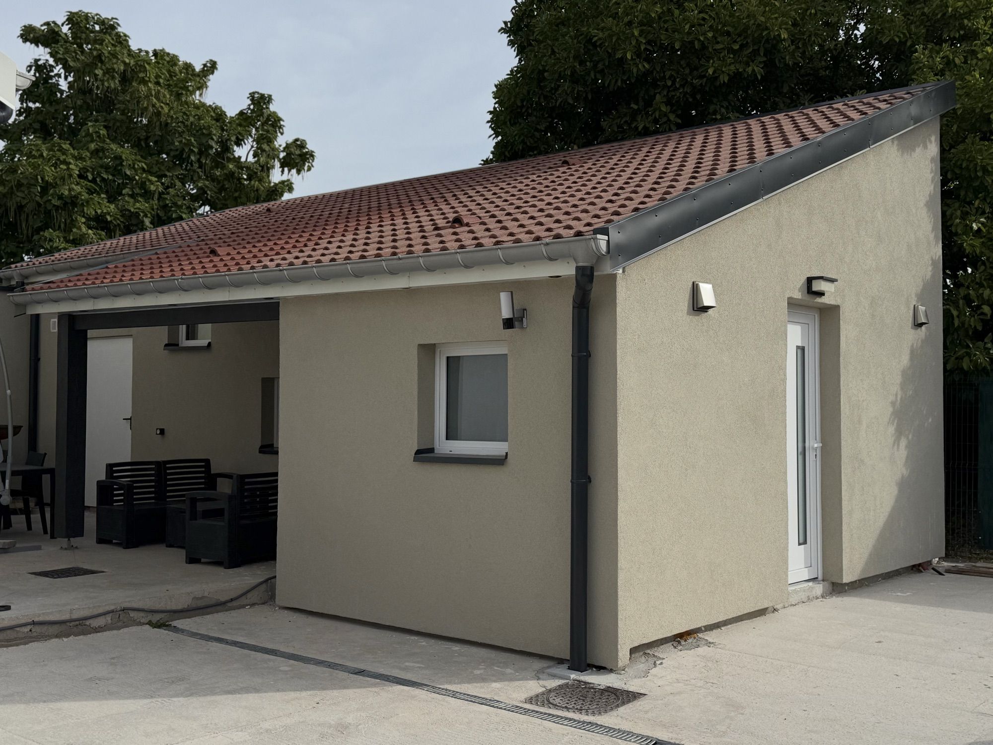 La maison indépendante de plain-pied et sa terrasse couverte