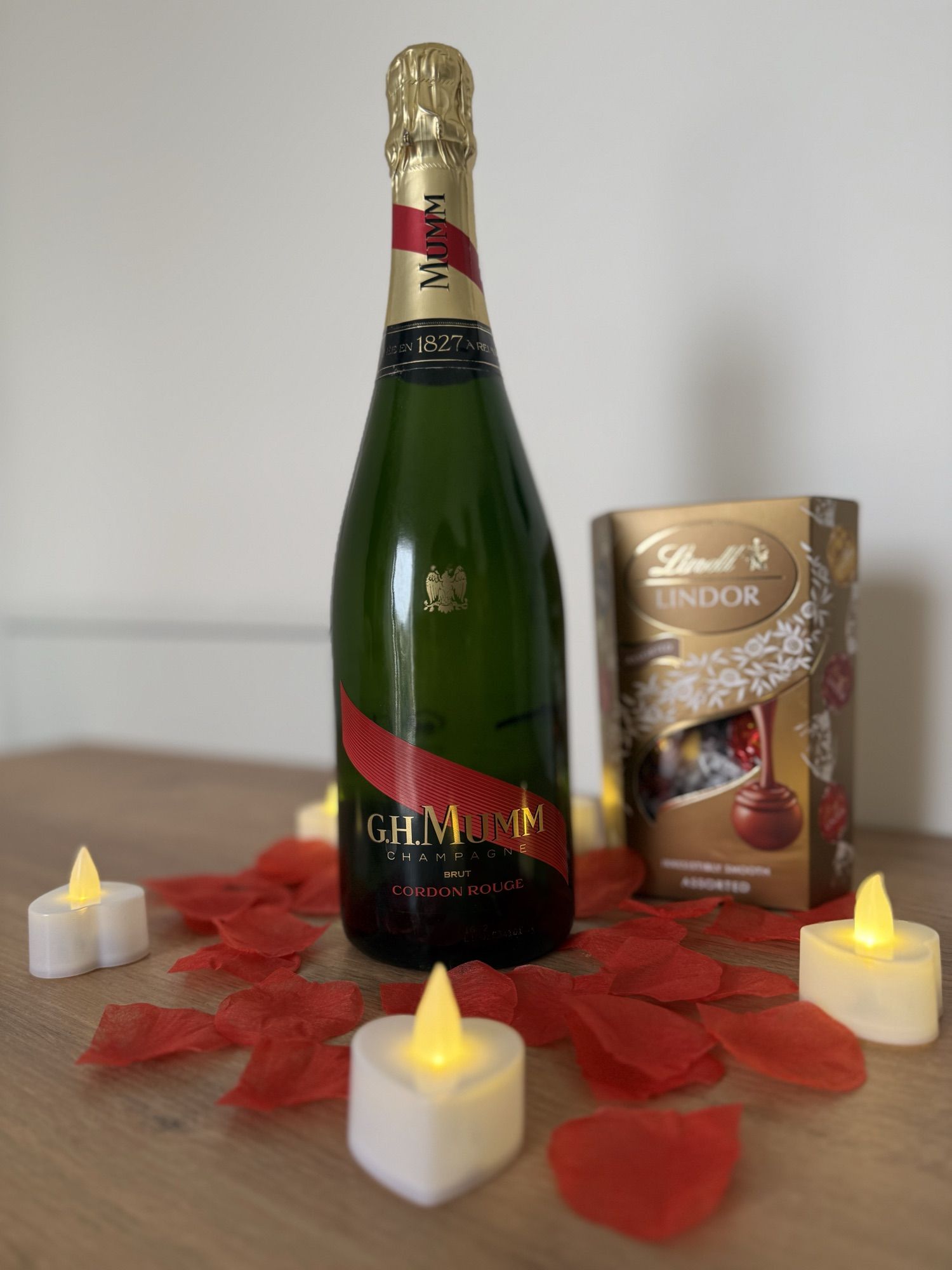 Le Pack LOVE : bouteille de champagne, boîte de chocolats, pétales de rose et bougies en forme de cœur